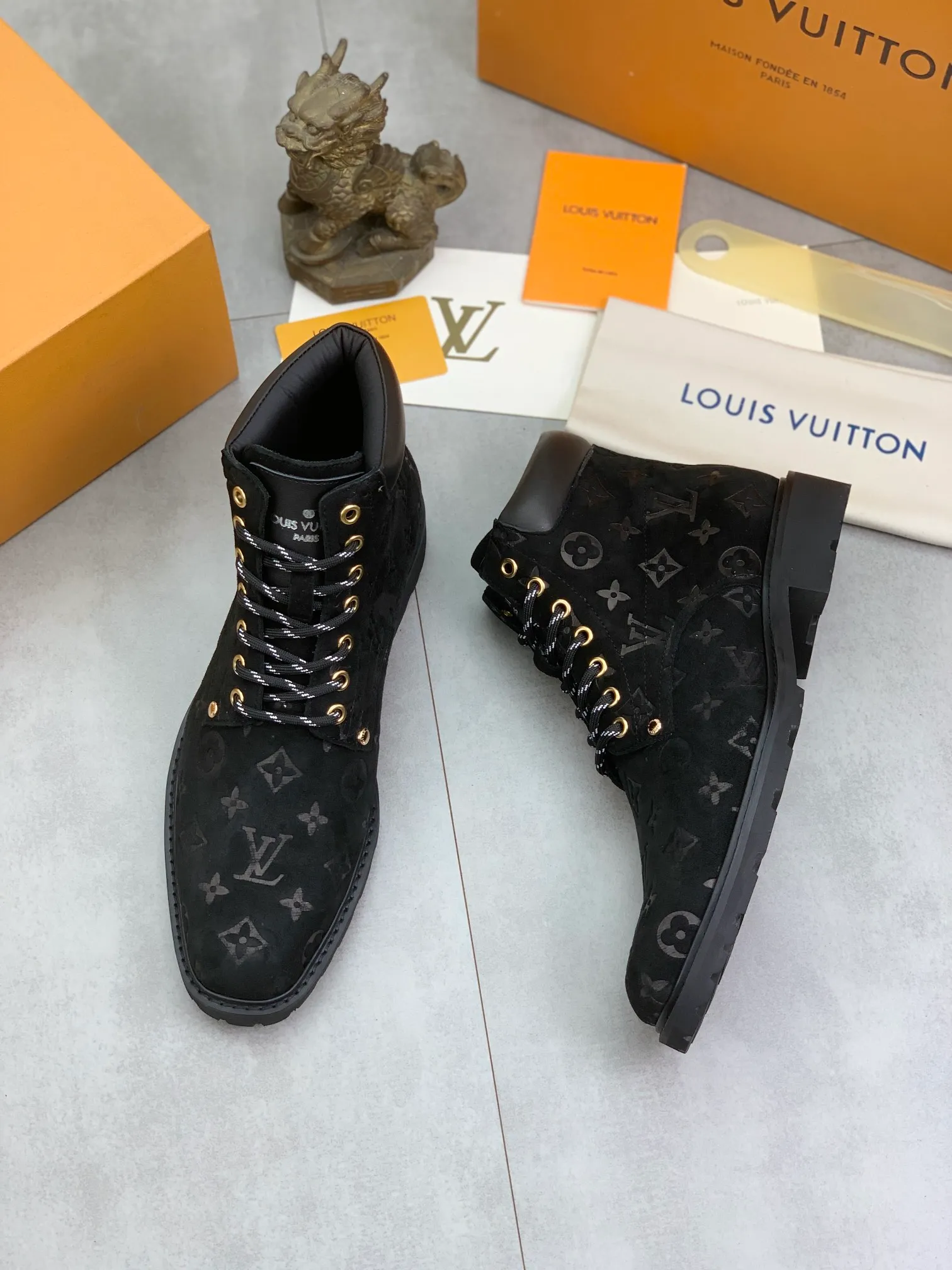 Men's shoes 💰P600 💰【New】🆘Water-dyed cow lining LV Louis Vuitton business high-top leather shoes, made of original imported Italian 🇮🇹 selected calfskin, full cowhide lining, carefully handmade by professional shoemakers, the original version is specially designed for wear-resistant outsole. Standard code: 38-44 3⃣️color🉑️select